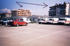 Prefabrik SSK Hastanesinin �ok yak�n�ndaki binalar y�k�lmam��, dimdik ayaktalar.